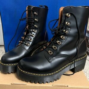 Dr. Martens Leona in black